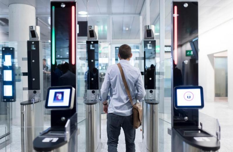 В аэропортах Варшавы с самого начала планируют установить 25 таких рамок. Считается, что автоматизированная проверка надежнее. 