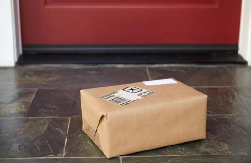 Більше половини американців побоюються, що залишені на ганку посилки можуть вкрасти