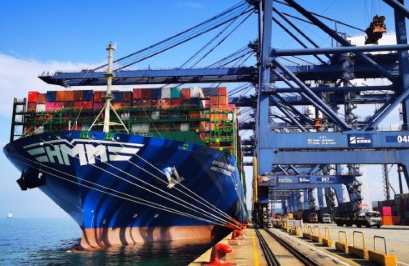 Азіатські вантажовідправники зазнали подвійного удару через відсутність контейнерів та брак суден