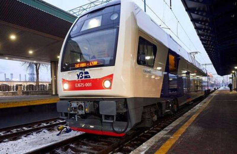 «Укрзалізниця» відновила рух двоповерхового пасажирського потягу між Києвом та Львовом