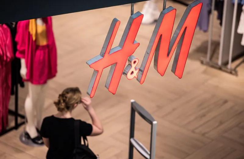 Швецька компанія H&M влаштовує розпродажі перед тим, як остаточно покине російський ринок