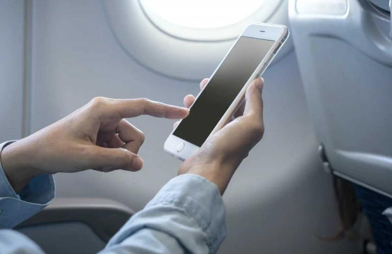 У Євросоюзі дозволять користуватися мобільним зв’язком на пасажирських літаках