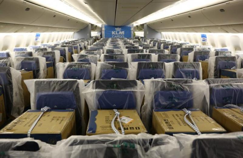Китай забороняє перевозити вантажі на сидіннях у літаках