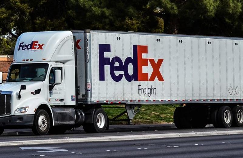 Компанія FedEx Freight зачиняє 29 пунктів та пропонує працівникам піти у додаткову відпустку