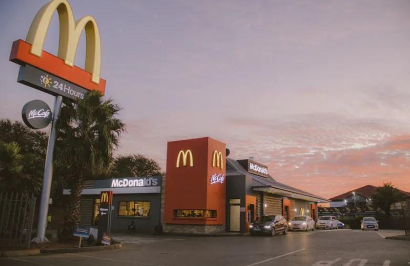 Через війну в Україні McDonald's покидає Казахстан