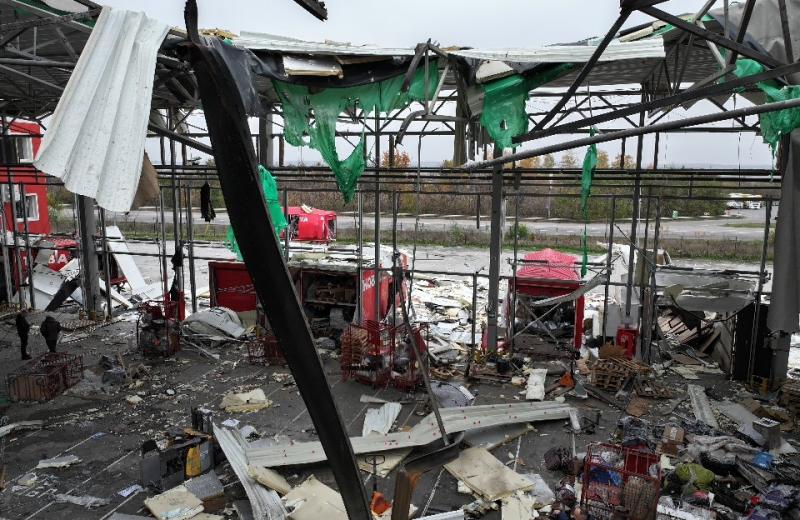 «Нова пошта» показала фотографії вантажівок із зруйнованого терміналу у Харкові  