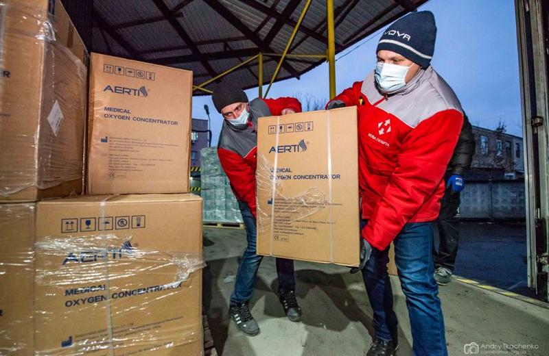 «Нова пошта» передала медзакладам і фонду «Свої» 150 кисневих концентраторів на 10 млн грн