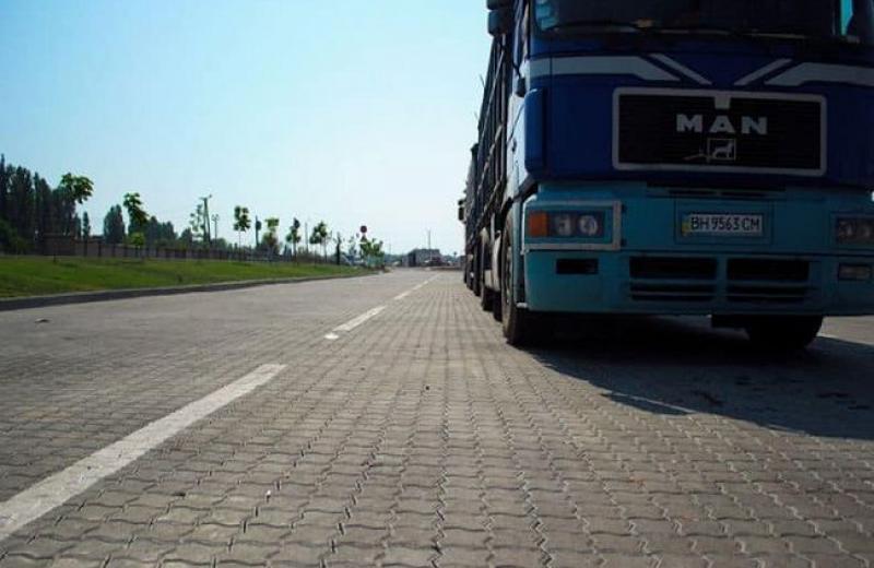 Производители тротуарной плитки предлагают строить дороги в Украине