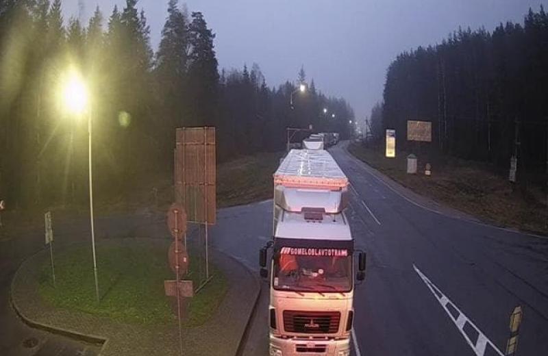 Білорусь не вбачає проблем у сотнях вантажівок на кордонах