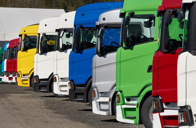 Попит на вантажівки у Європі впав майже удвічі