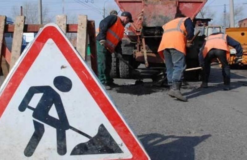 Кордон України з Румунією: ремонт дороги клаптиками та трактор в ангарі за 100 мільйонів