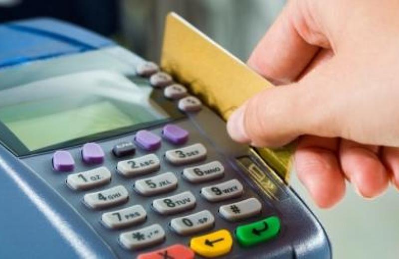 Українці зможуть знімати готівку у касах супермаркетів