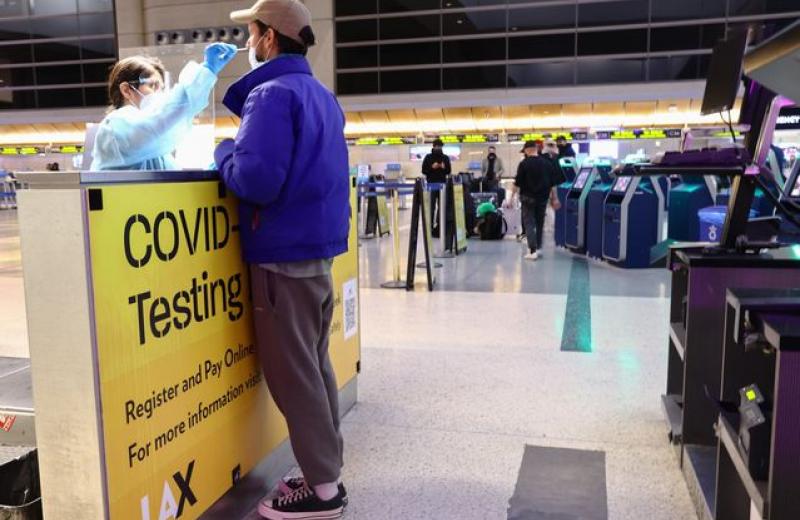 США скасовує тестування на Covid на міжнародних авіарейсах