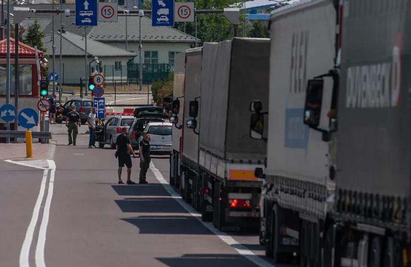 Поляки обурюються значним зростанням вартості перевезень вантажів для українських біженців