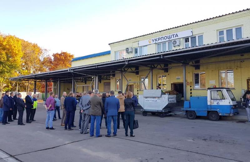 «Укрпошта» модернізувала термінал в Борисполі: посилки оброблюватимуться удвічі швидше