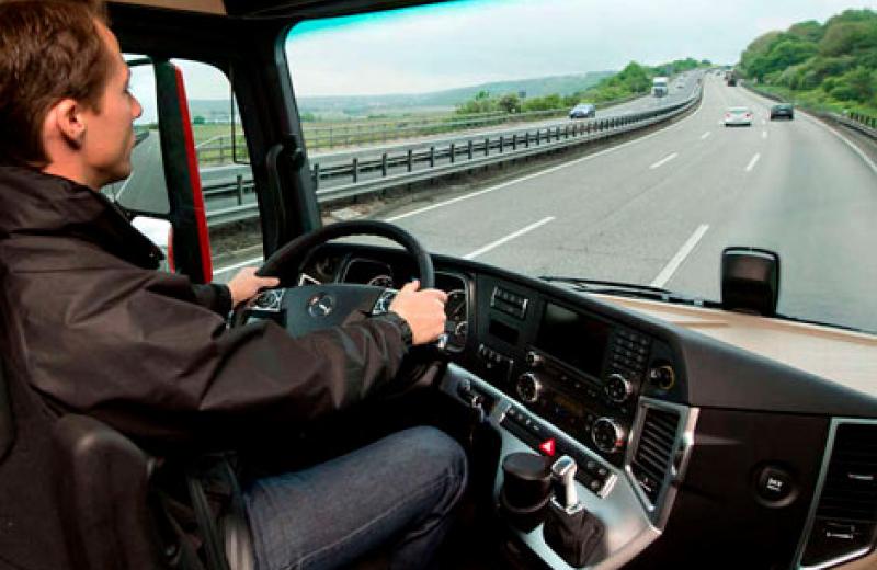Міжнародний союз автомобільного транспорту пропонує знизити мінімальний вік водіїв автобусів та вантажівок до 18 років