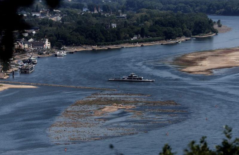 Зламане судно зупинилося посеред річки та заблокувало рух на Рейні