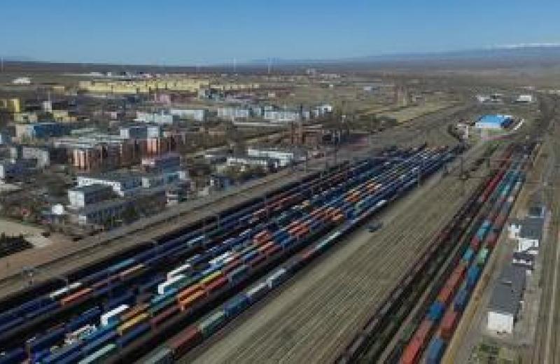 Казахстан зупиняє вантажівки, щоб «звільнити дорогу» для потягів Китай-Європа