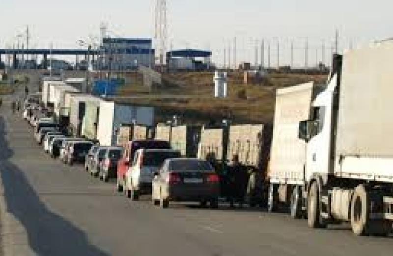 На китайсько-казахстанському кордоні виник величезний затор з вантажівок
