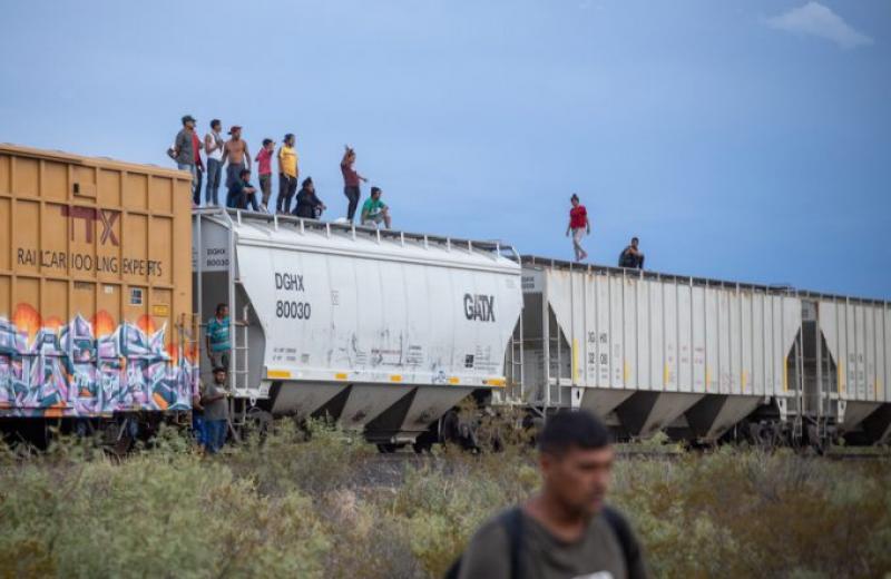 На кордоні між Мексикою та США застрягли 10 тисяч вагонів