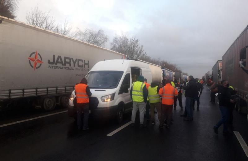 Французька блокада: водії зробили тести, але коли зможуть поїхати, невідомо