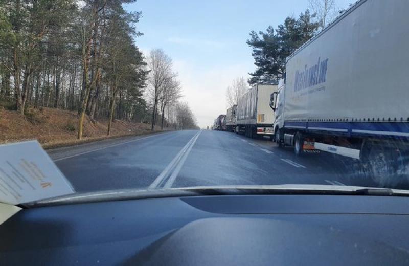 Довжина черги з вантажівок на кордоні між Польщею та Білоруссю вимірюється у десятках кілометрів