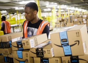 Amazon підвищує зарплати для працівників логістики у США