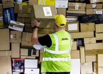 Компанія DHL відправила в Україну понад 60 000 гуманітарних посилок