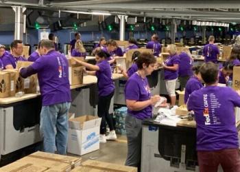 FedEx запакувала та відправила 2400 ящиків з їжею для українських біженців