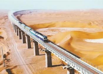 Китай офіційно запустив нову залізницю навколо своєї найбільшої пустелі