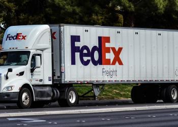 Компанія FedEx Freight зачиняє 29 пунктів та пропонує працівникам піти у додаткову відпустку