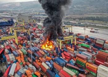 Землетрус повалив контейнери та спричинив пожежу у турецькому порту
