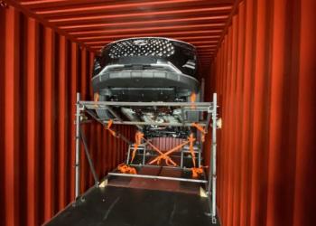 DP World пропонує штабелювати автомобілі у контейнерах