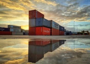 Вартість перевезення контейнерів з Китаю до Північної Європи за три тижні впала удвічі