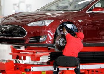 Tesla опинилася на межі зупинки виробництва через зриви постачання