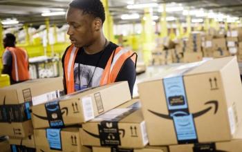 Amazon підвищує зарплати для працівників логістики у США