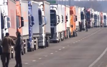 На кордонах Білорусі зростають черги з вантажівок