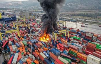 Землетрус повалив контейнери та спричинив пожежу у турецькому порту