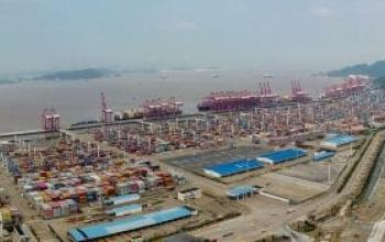 У китайському порту Нінбо контейнерний термінал зачинили на карантин