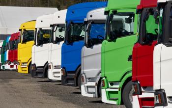 Попит на вантажівки у Європі впав майже удвічі