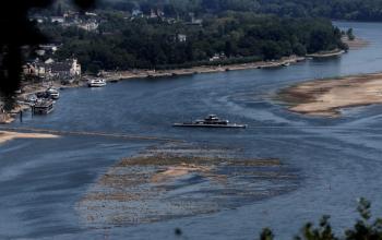 Зламане судно зупинилося посеред річки та заблокувало рух на Рейні