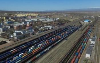 Казахстан зупиняє вантажівки, щоб «звільнити дорогу» для потягів Китай-Європа
