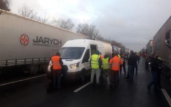 Французька блокада: водії зробили тести, але коли зможуть поїхати, невідомо